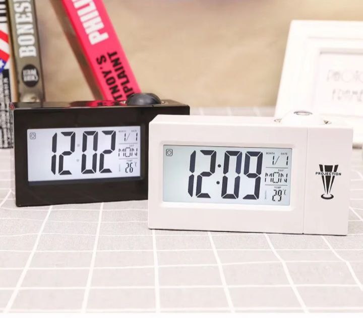 Réveil Numérique à Projection Murale – Horloge LED Multifonction avec Température, Alarme, Snooze & Charge USB